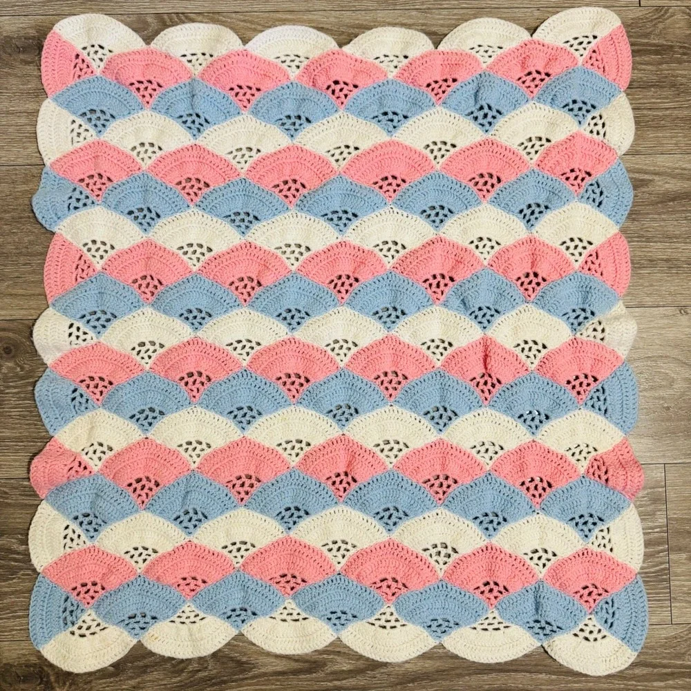Handmade‎ Crochet Baby Blanket Pink Blue White Shell Stitch Scalloped Edge 28x30